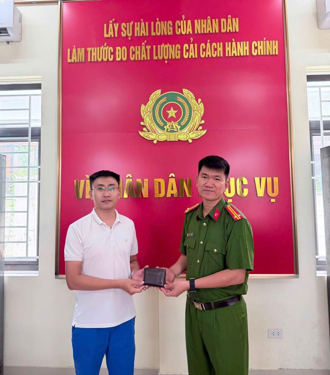 Công an xã Tam Đảo trao trả lại tài sản đánh rơi cho anh Trần Minh Đức.jpg