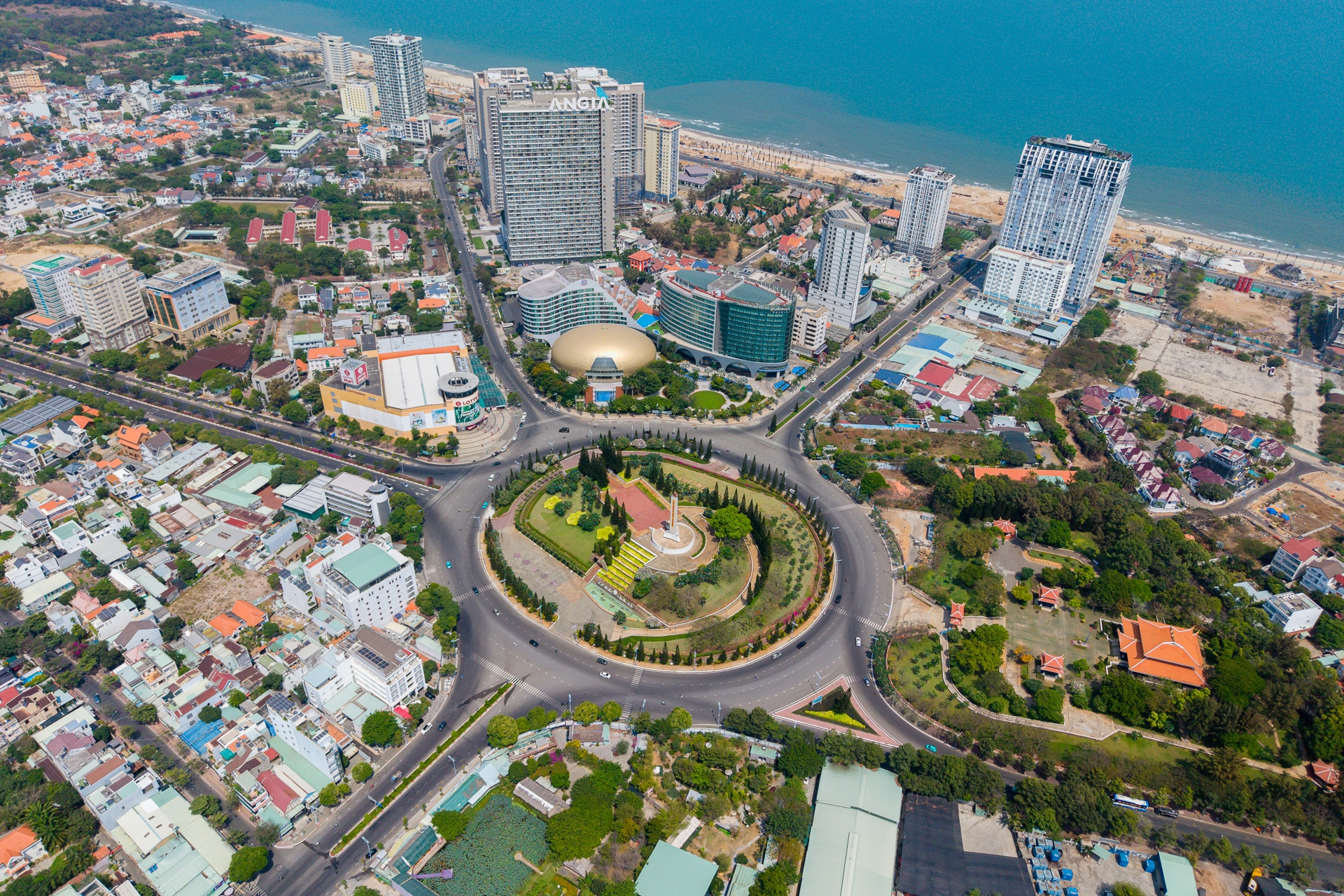 Em gái nhờ chị ruột đứng tên nhà mua bằng 150 lượng vàng SJC, 20 năm sau chị 'quay xe'