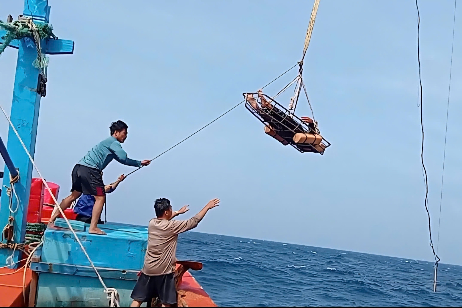 Hình ảnh bộ đội nhà giàn cứu ngư dân gặp nạn giữa sóng dữ
