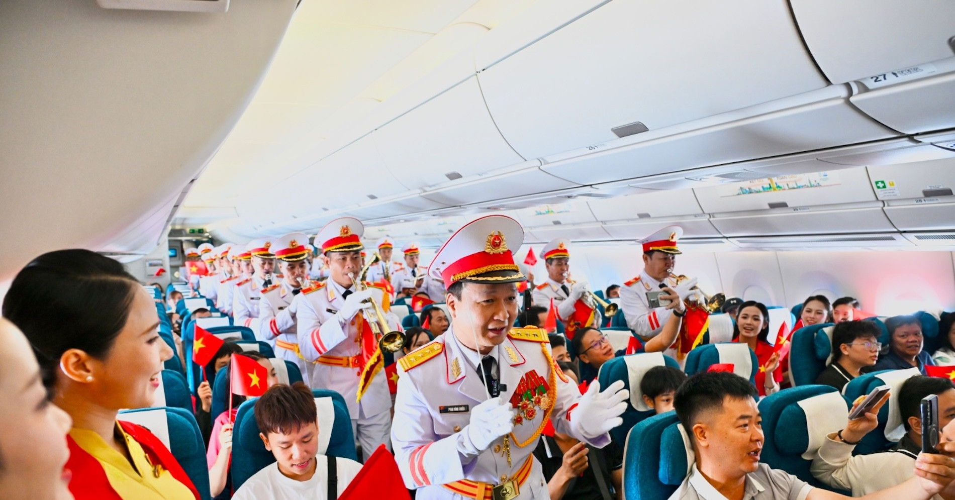 Khi giai điệu Tổ quốc vang lên giữa tầng không