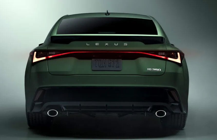 Lexus tung mẫu sedan động cơ V6 bản giới hạn với chỉ có 350 xe màu xanh lục