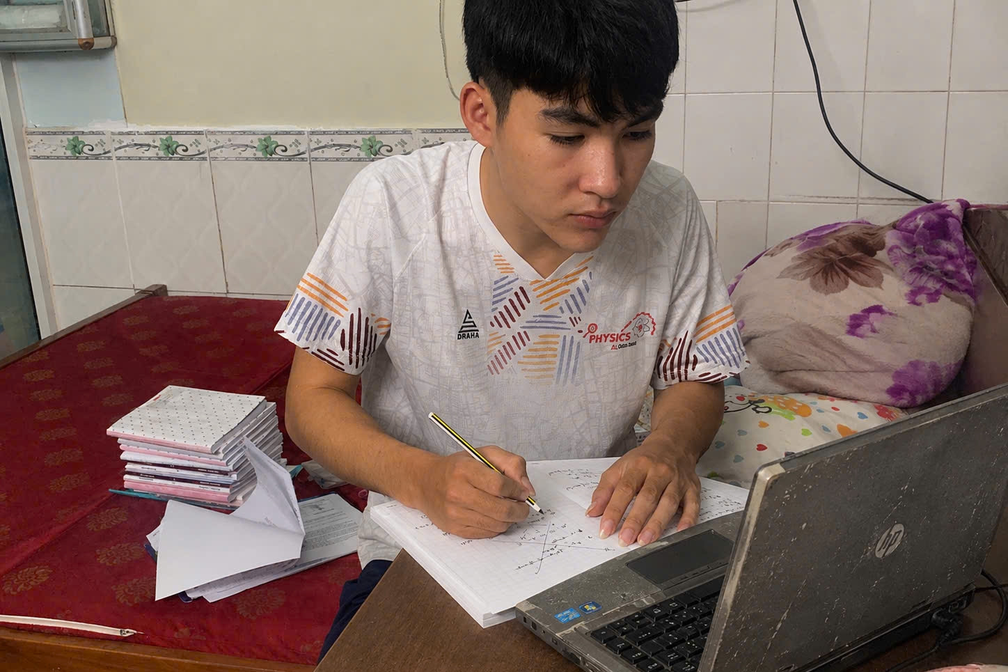 Mồ côi cha từ nhỏ, nam sinh đỗ Đại học Bách khoa lo phải nghỉ học giữa chừng