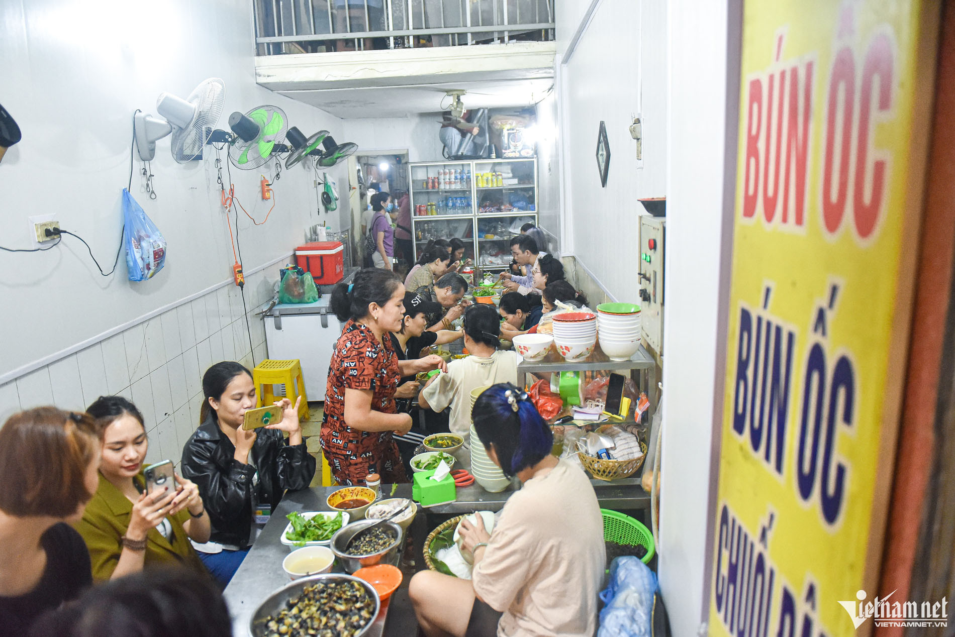 https://static-images.vnncdn.net/vps_images_publish/000001/000003/2026/9/1/ngo-cho-dong-xuan-am-thuc-ha-noi-1727-525.jpg