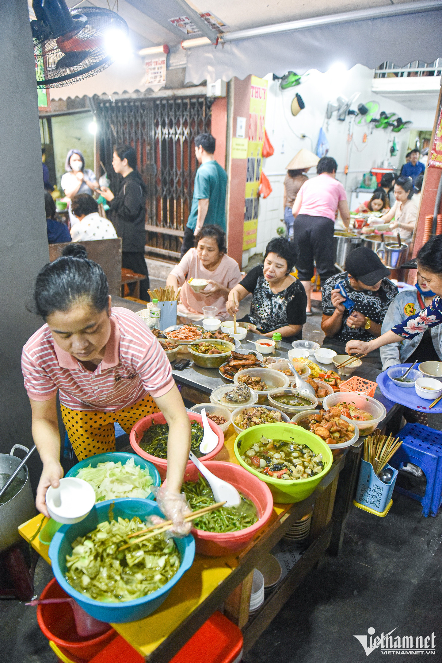 https://static-images.vnncdn.net/vps_images_publish/000001/000003/2026/9/1/ngo-cho-dong-xuan-am-thuc-ha-noi-1730-526.jpg
