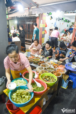 https://static-images.vnncdn.net/vps_images_publish/000001/000003/2026/9/1/ngo-cho-dong-xuan-am-thuc-ha-noi-1730-526.jpg