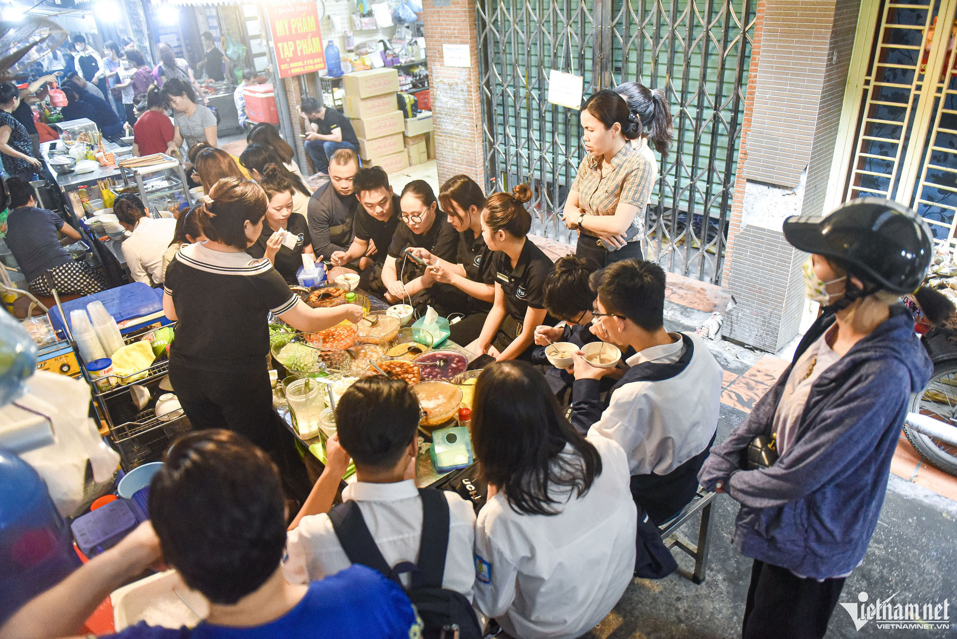https://static-images.vnncdn.net/vps_images_publish/000001/000003/2026/9/1/ngo-cho-dong-xuan-am-thuc-ha-noi-1735-527.jpg