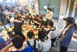https://static-images.vnncdn.net/vps_images_publish/000001/000003/2026/9/1/ngo-cho-dong-xuan-am-thuc-ha-noi-1735-527.jpg