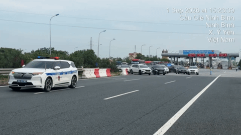Xe dồn về Hà Nội, CSGT cho ô tô đi vào làn ngược chiều trên cao tốc