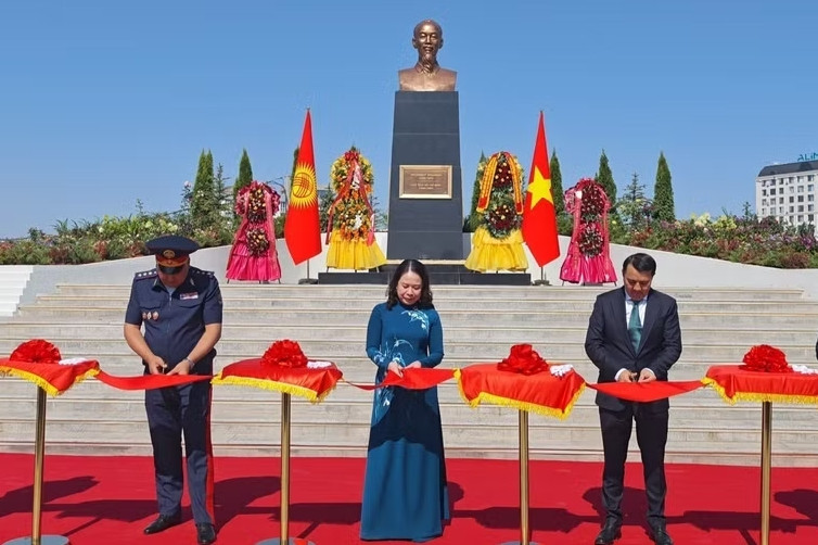 Phó Chủ tịch nước dự Lễ khánh thành Tượng đài Chủ tịch Hồ Chí Minh tại Kyrgyzstan