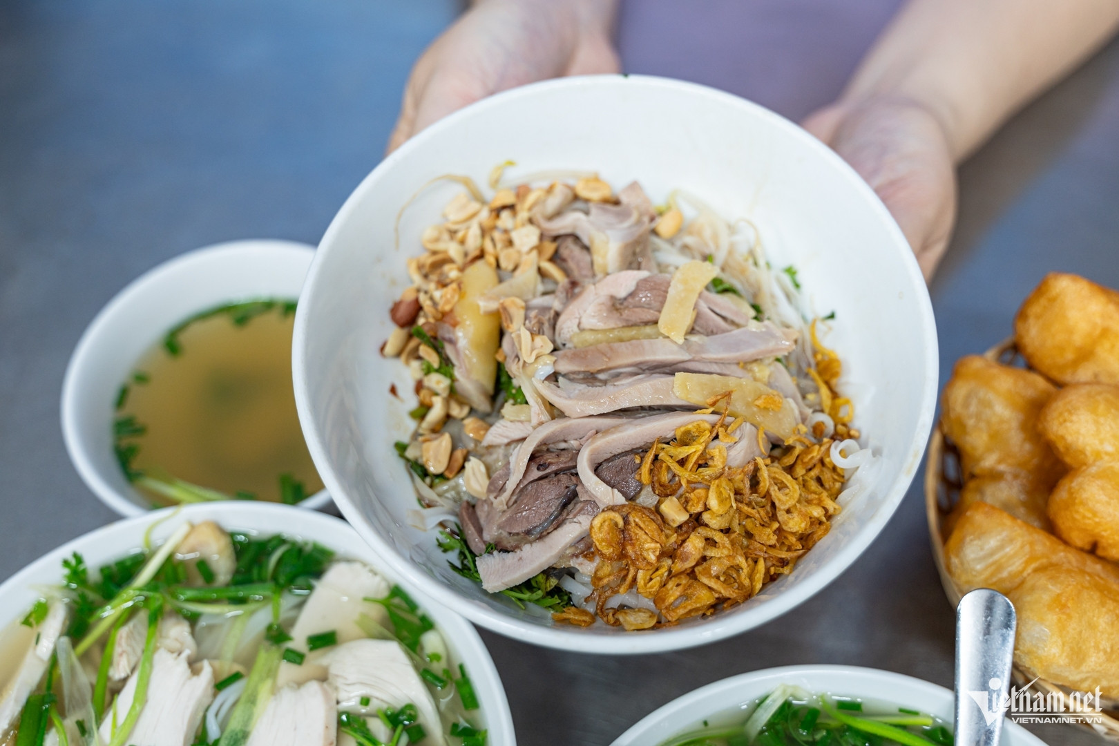 Phở gà Hà Nội gây sốt mạng xã hội Trung Quốc, khách khen bát phở giá trăm nghìn
