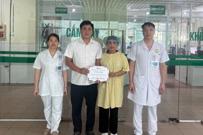Trao hơn 127 triệu đồng của bạn đọc giúp đỡ anh Hoàng Văn Khánh bị bỏng xăng
