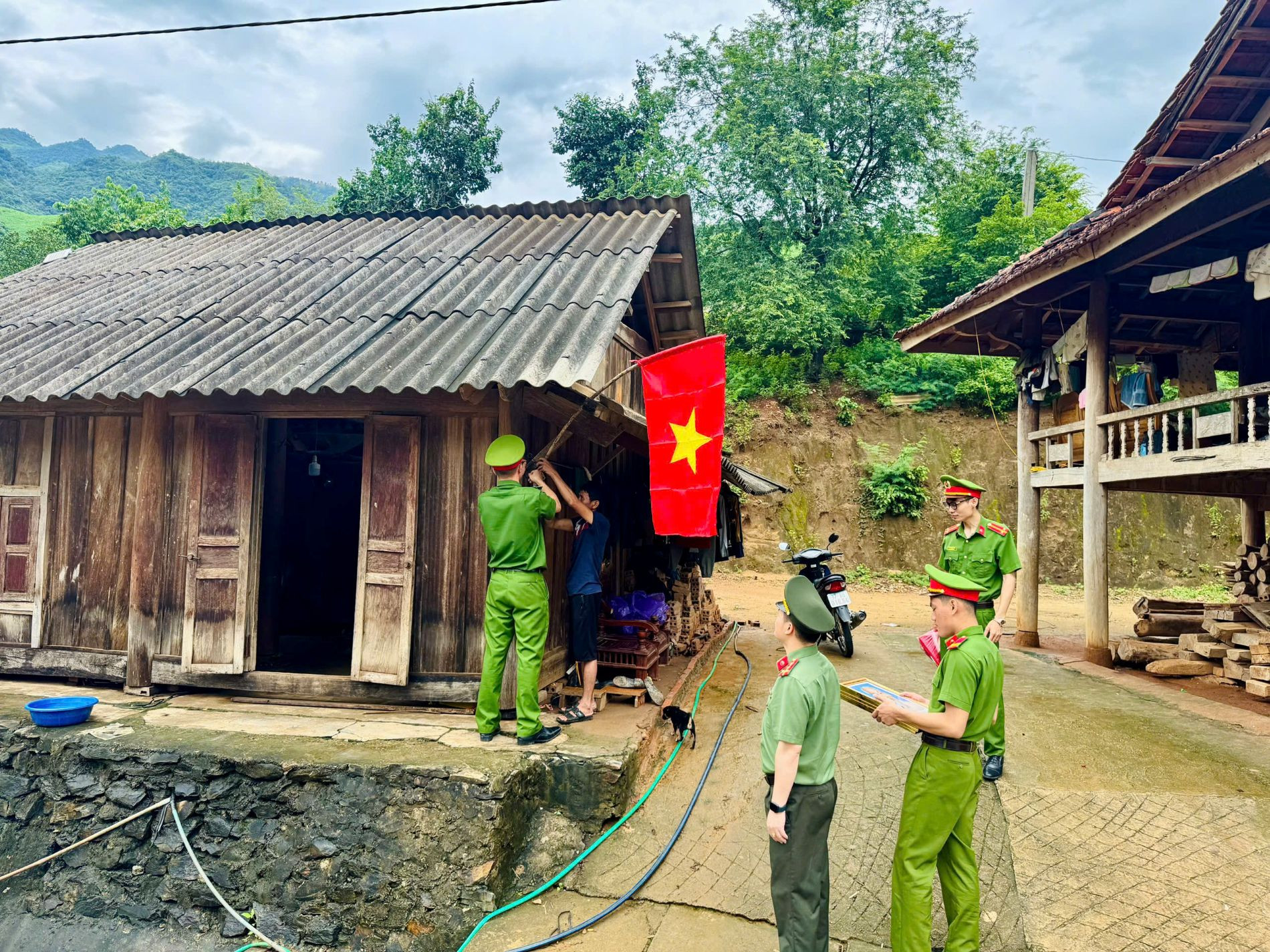 Treo cờ tổ quốc
