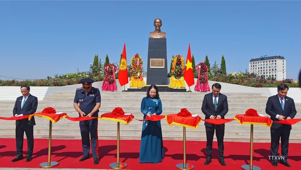 vna potal pho chu tich nuoc vo thi anh xuan du khanh thanh tuong dai ho chi minh tai bishkek 8995101 2059.jpg