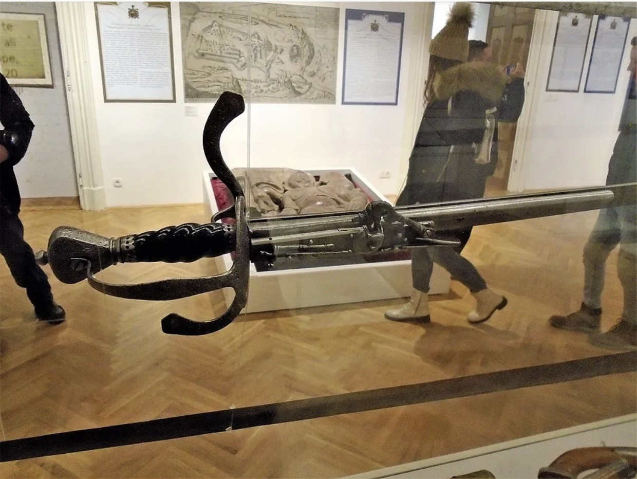 Vũ khí lai. Ảnh: interestingengineering