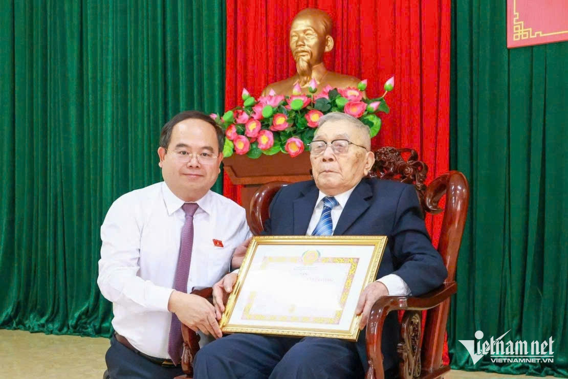 W-Bí thư Tỉnh ủy Quảng Ninh Quản Minh Cường trao Huy hiệu 80 năm tuổi Đảng cho cụ Hoàng Huệ.jpg