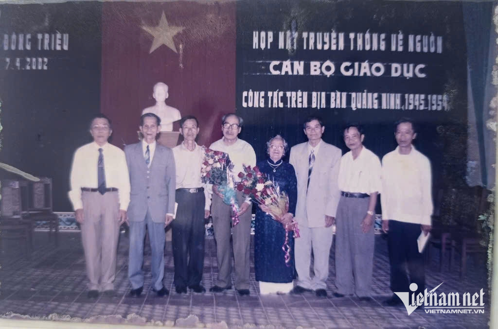 W-Cụ Hoàng Huệ (ngoài cùng bên trái) trong buổi họp mặt truyền thống về nguồn, cán bộ giáo dục công tác trên địa bàn tỉnh Quảng Ninh 1945 1954.jpg