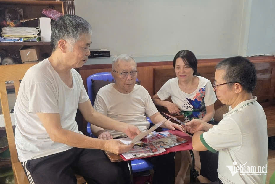 W-Cụ Hoàng Huệ (thứ hai từ trái sang) ôn lại những kỷ niệm với các con.jpg