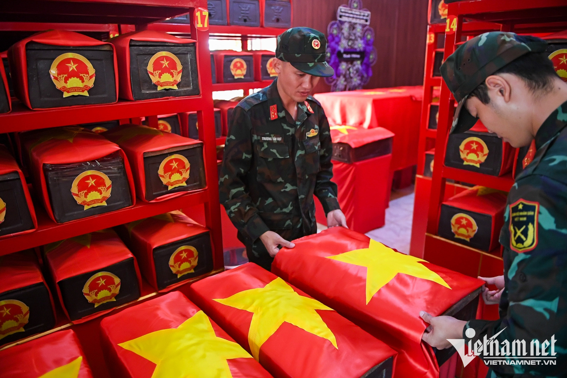 https://static-images.vnncdn.net/vps_images_publish/000001/000003/2026/9/1/w-hai-cot-liet-si-nguyen-hue-12-1105.jpg