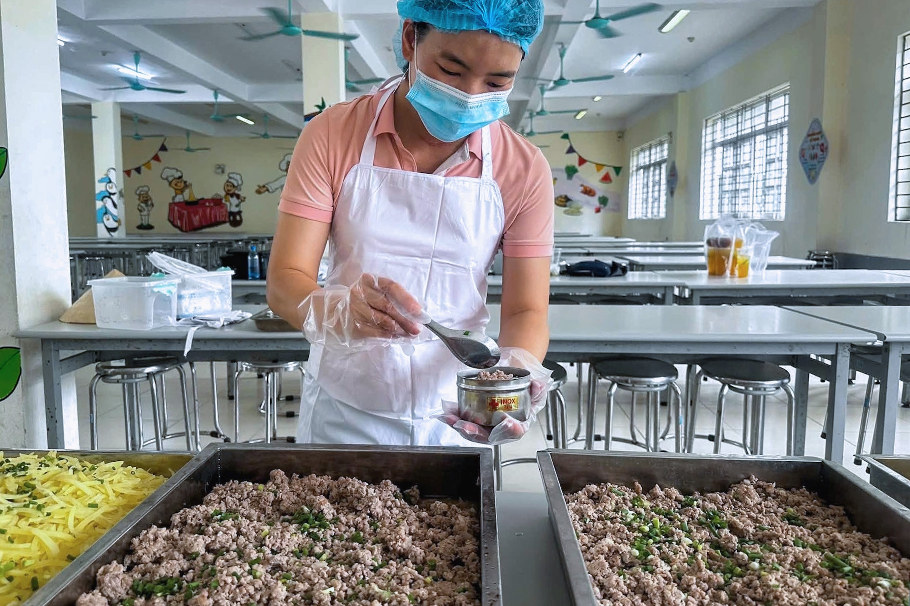 2 ngày liền cơm bán trú giao muộn, trường ở Hà Nội lắp bếp ngay trong đêm