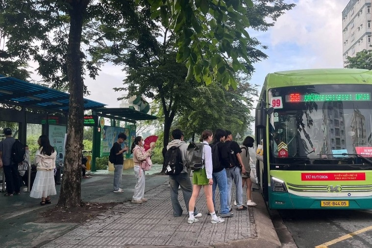 Bất ngờ hình ảnh trạm xe buýt ĐHQG TPHCM sau một ngày 'nghẹt thở'