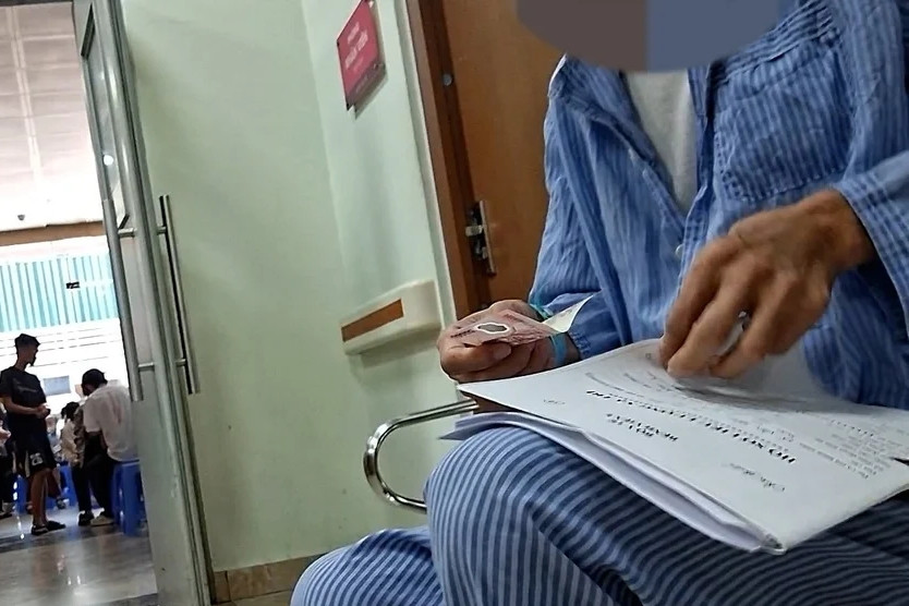 Bệnh viện E nói gì về thông tin người bệnh ung thư kẹp tiền để được xạ trị?