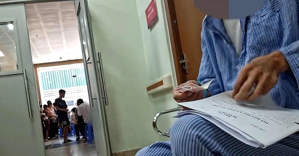 Bệnh viện E nói gì về thông tin người bệnh ung thư kẹp tiền để được xạ trị?