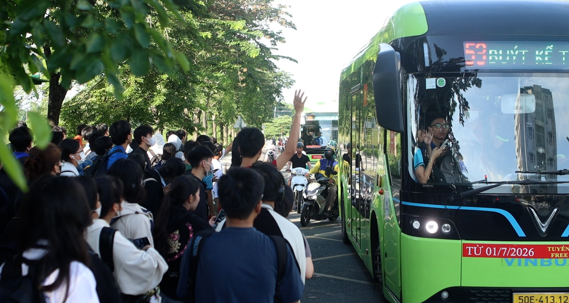 Cảnh tượng xe buýt ở TPHCM quá tải, sinh viên đành chọn xe ôm đến trường