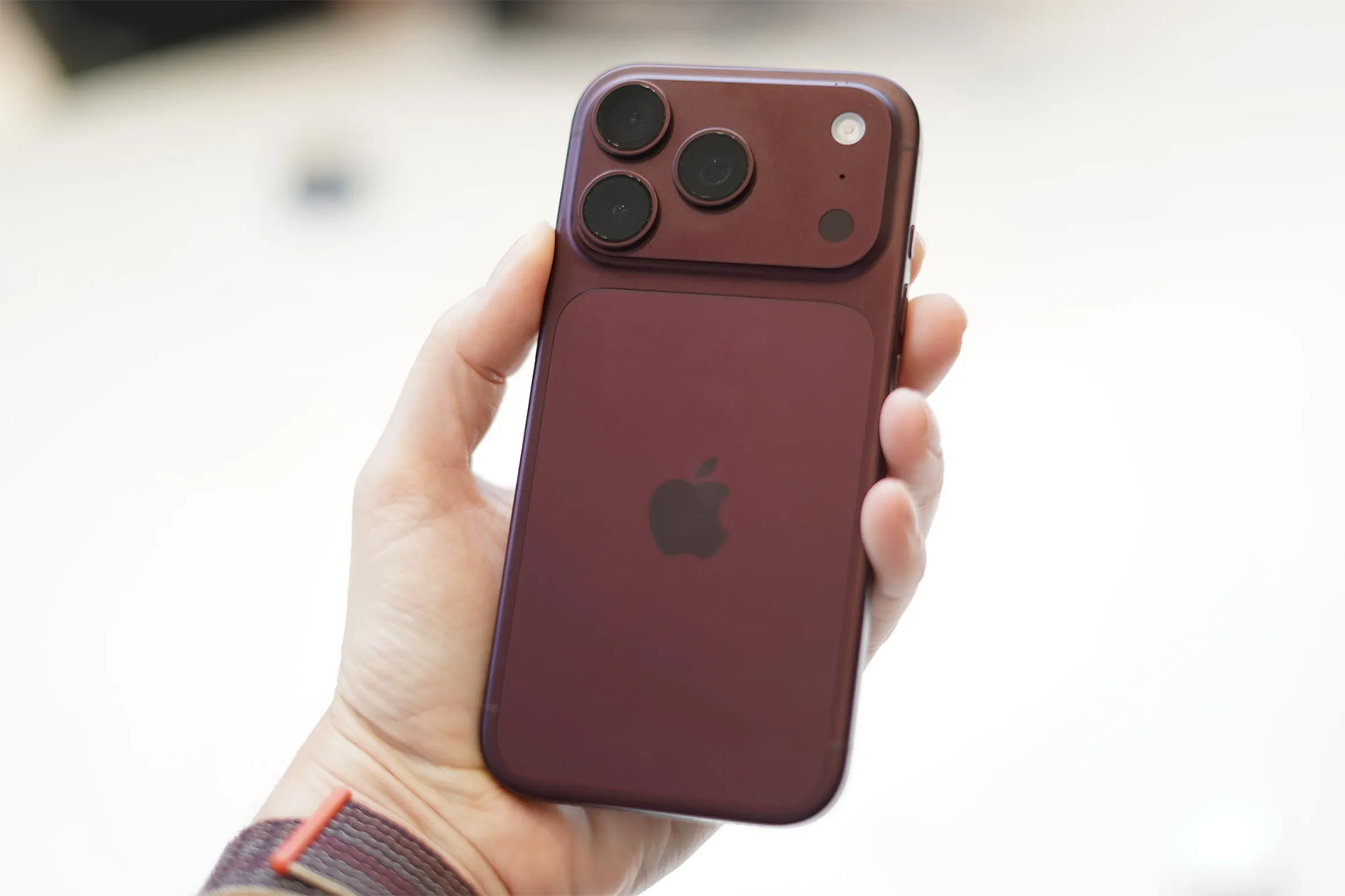 Clip trên tay iPhone 18 Pro và iPhone 18 Pro Max vừa ra mắt
