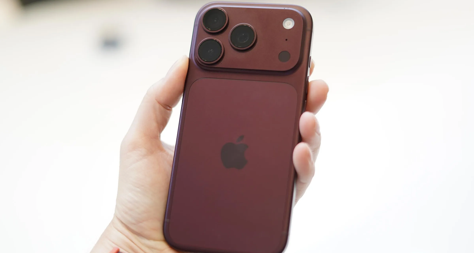 Clip trên tay iPhone 18 Pro và iPhone 18 Pro Max vừa ra mắt