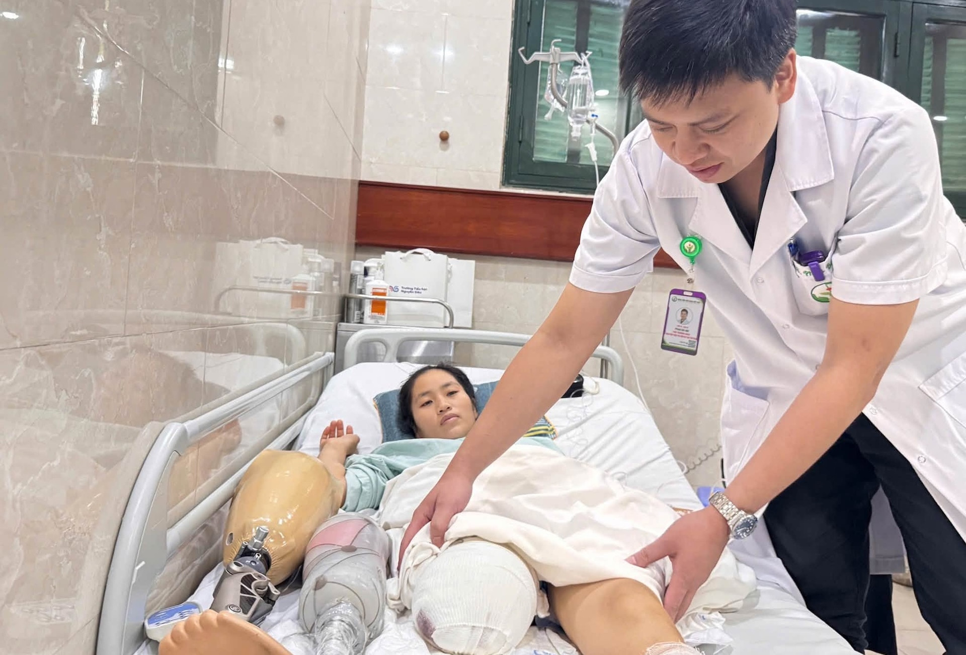 Cô giáo bị xe tải cán khi lao ra cứu học sinh được hỗ trợ lắp chân giả