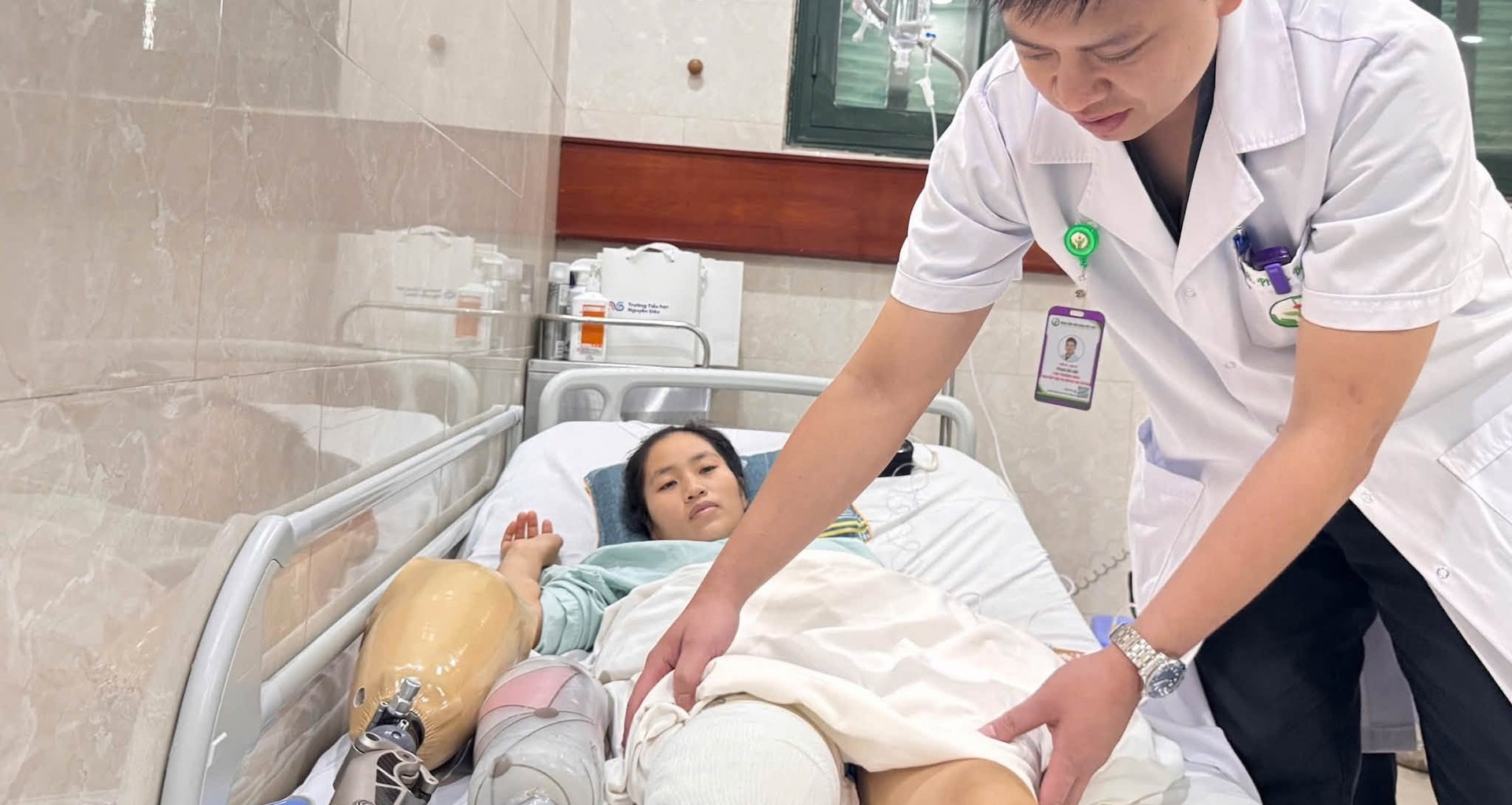 Cô giáo bị xe tải cán khi lao ra cứu học sinh đ...