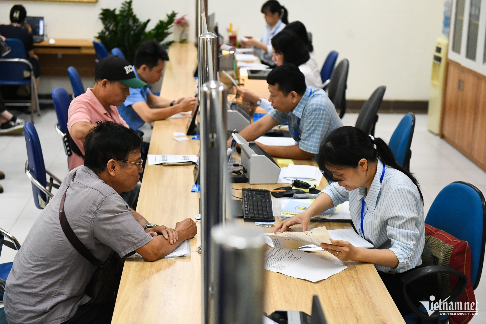 Có phải hoàn trả trợ cấp nếu nghỉ tinh giản rồi ký hợp đồng lại với UBND cấp xã?
