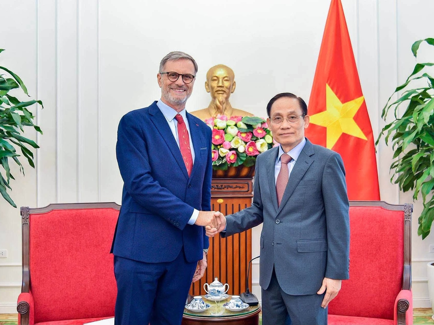 https://static-images.vnncdn.net/vps_images_publish/000001/000003/2026/9/10/dai-su-phap-viet-nam-se-luon-co-mot-vi-tri-dac-biet-trong-trai-tim-toi-18.jpg