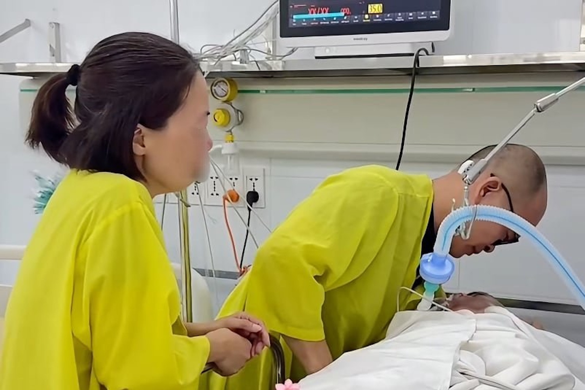Hà Nội: Hiệu trưởng nghẹn ngào tri ân nam sinh 19 tuổi hiến tạng cứu nhiều người