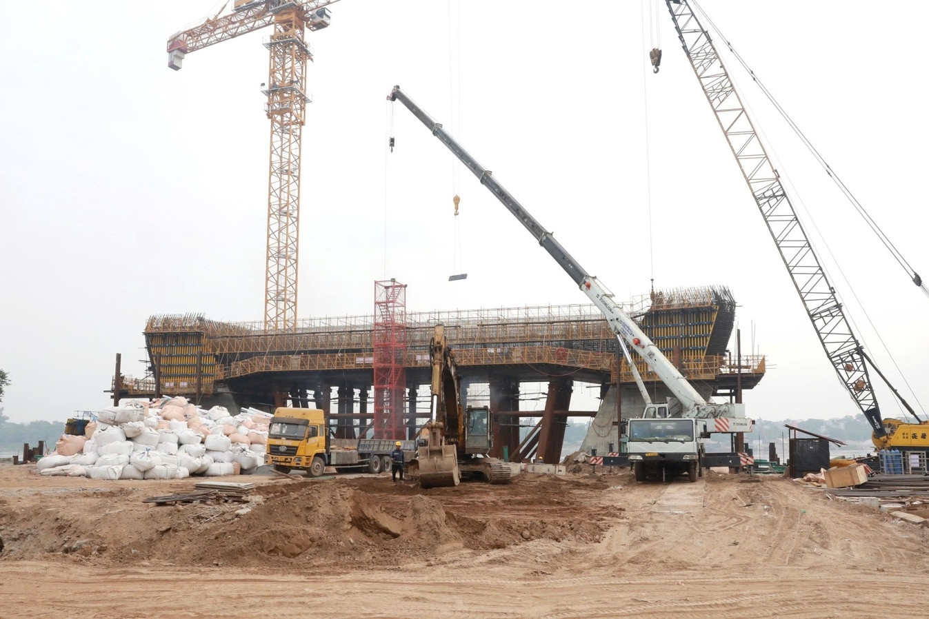 Hà Nội thúc tiến độ ba cầu vượt sông Hồng, hướng tới hoàn thành trước APEC 2027