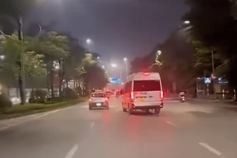 Hai ô tô lạng lách, rượt đuổi nhau trên đường ở Hà Nội