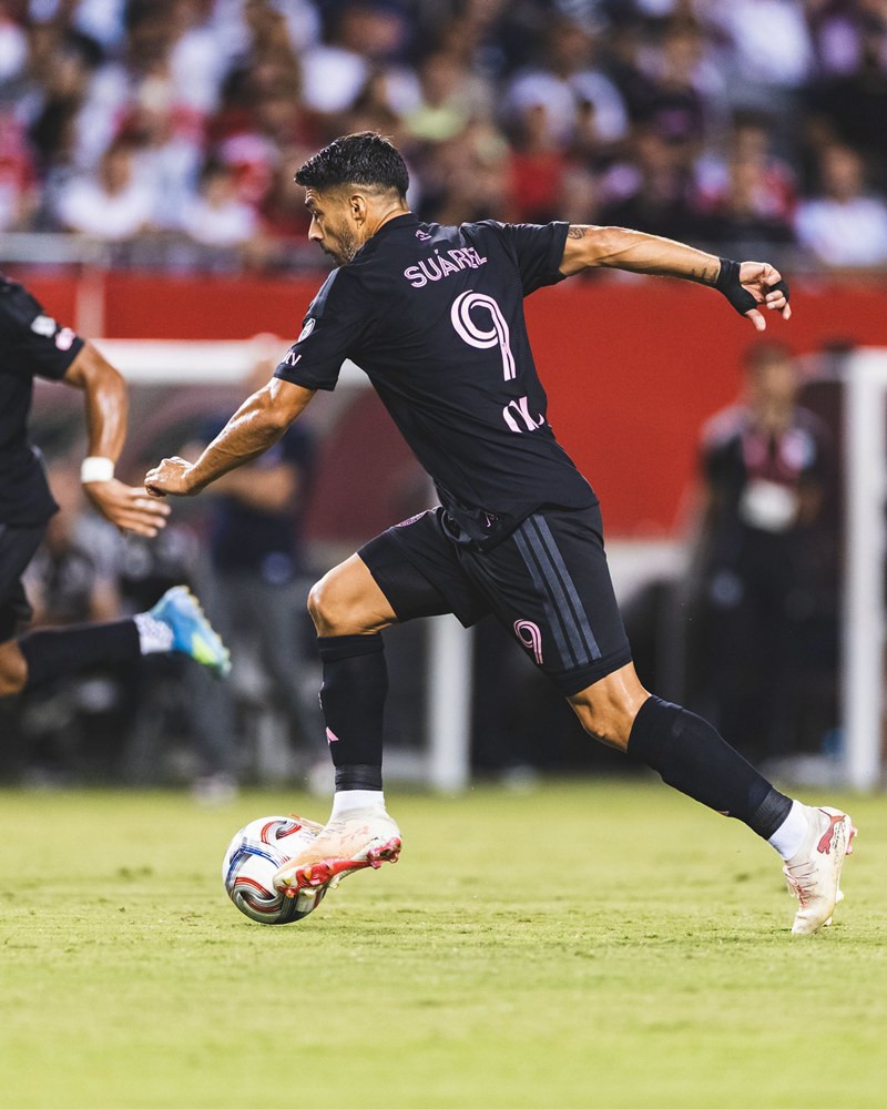 https://static-images.vnncdn.net/vps_images_publish/000001/000003/2026/9/10/inter-miami-suarez-833.jpg