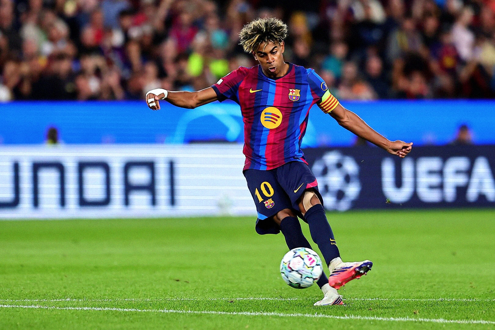Lamine Yamal hóa thân Messi, Barca thắng ‘bàn tay nhỏ’