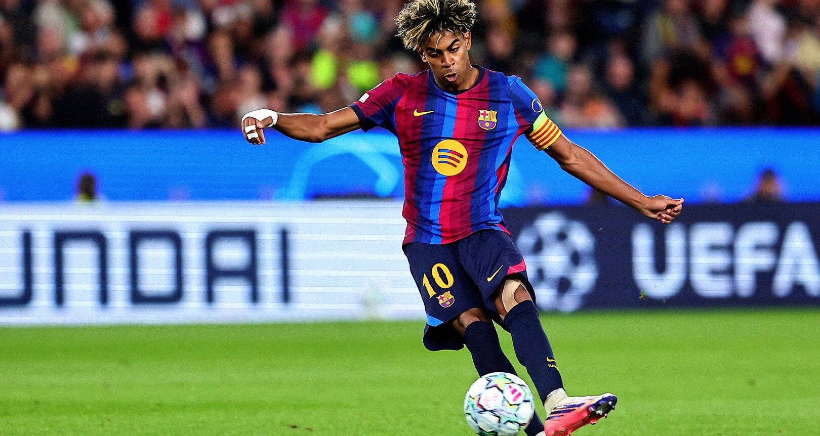 Lamine Yamal hóa thân Messi, Barca thắng ‘bàn tay nhỏ’