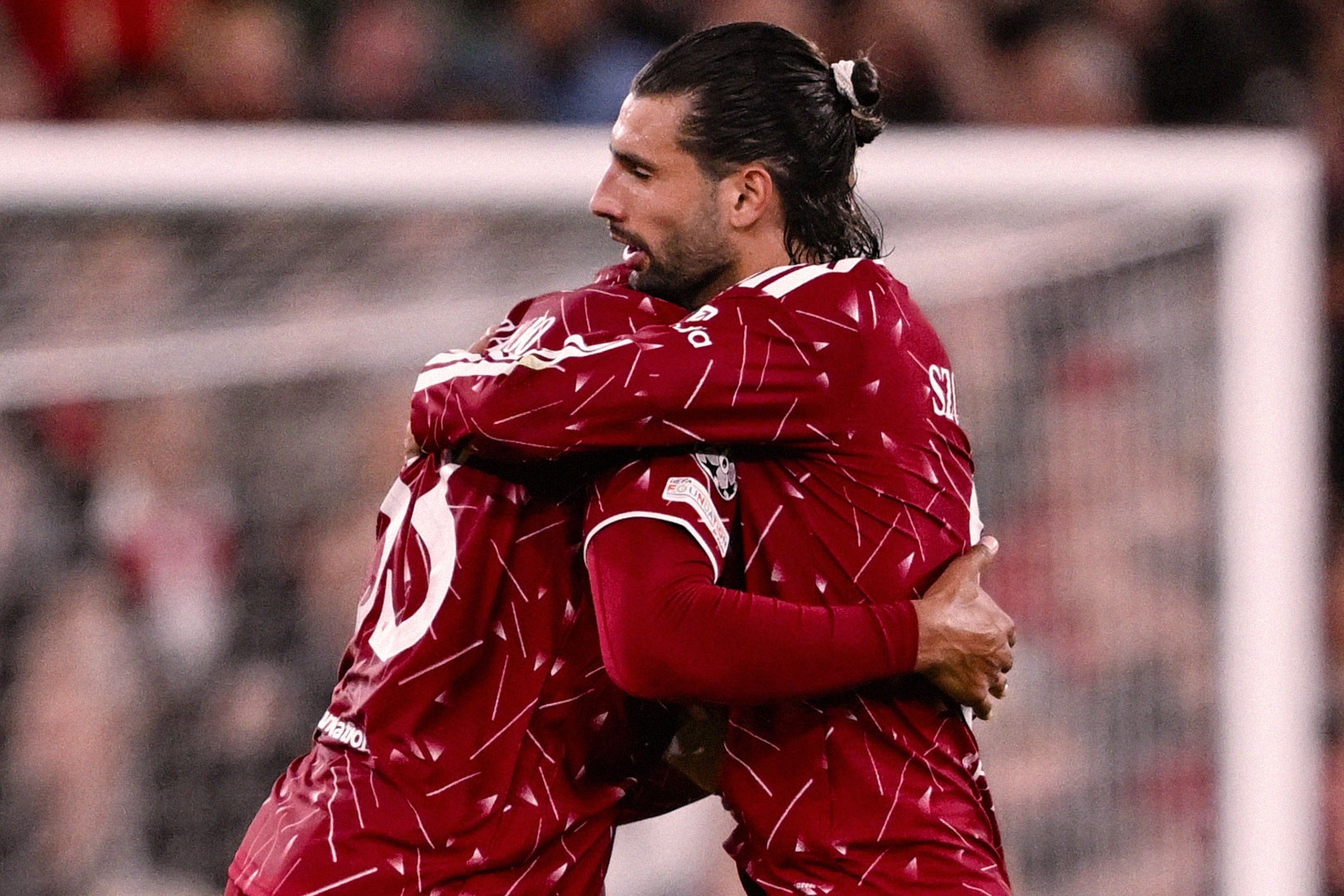 Liverpool ngược dòng đánh bại Atletico ở trận ra quân Cúp C1