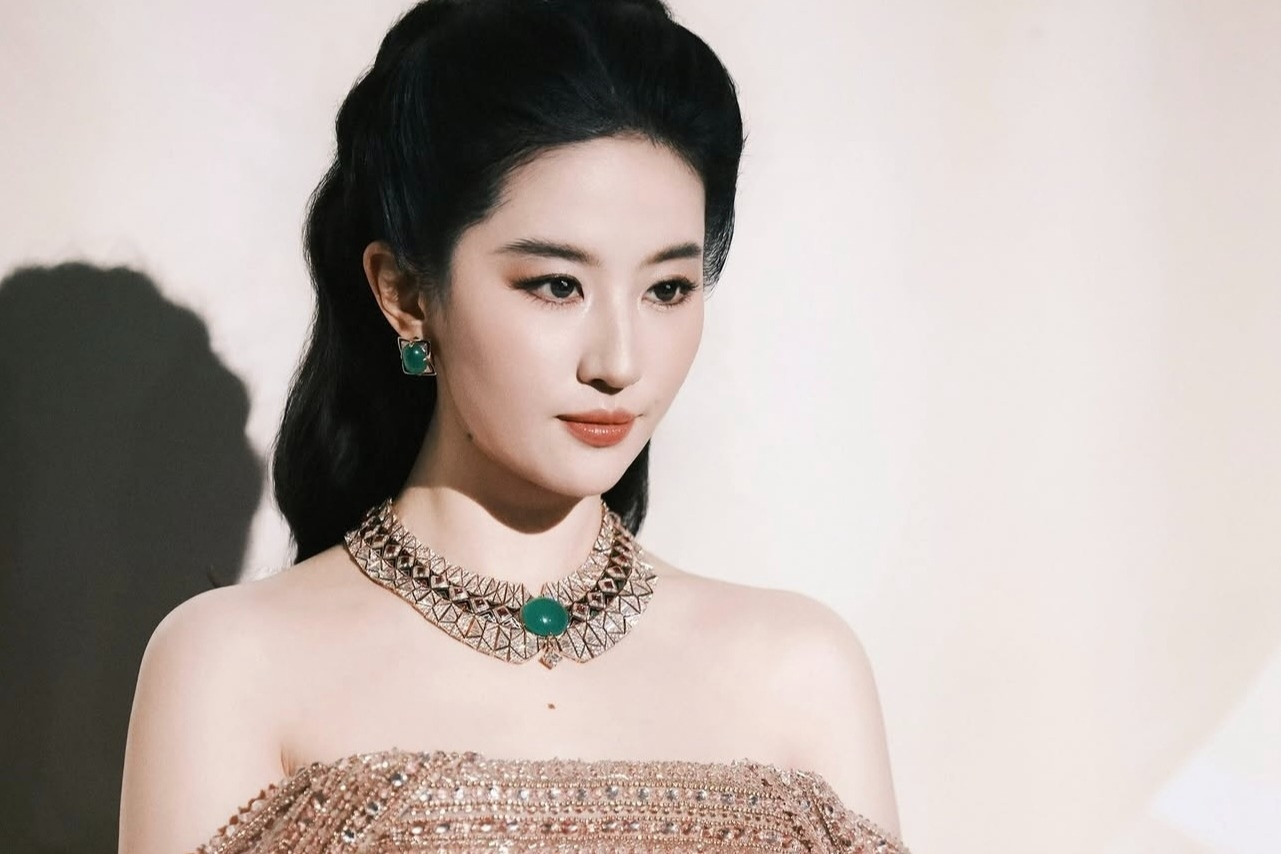 Lưu Diệc Phi cắt hình Hồ Ngọc Hà khỏi ảnh chụp chung: Không chỉ là ồn ào showbiz Việt