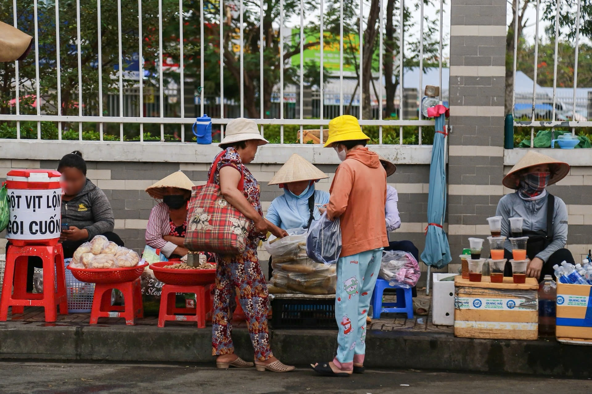 Một phường ở TPHCM lắp camera phạt nguội lấn chiếm vỉa hè, lòng đường