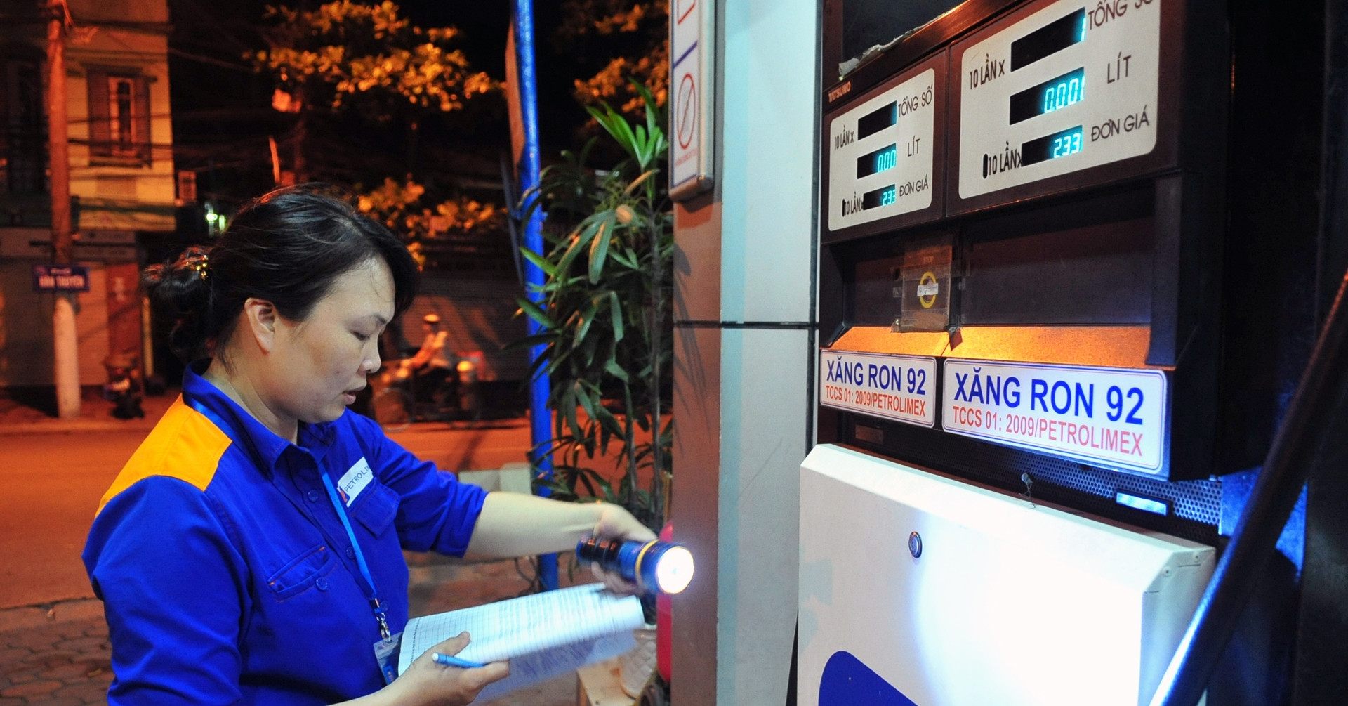 Giá xăng dầu hôm nay 10/9: Vượt 100 USD/thùng, trong nước chiều nay có giá mới