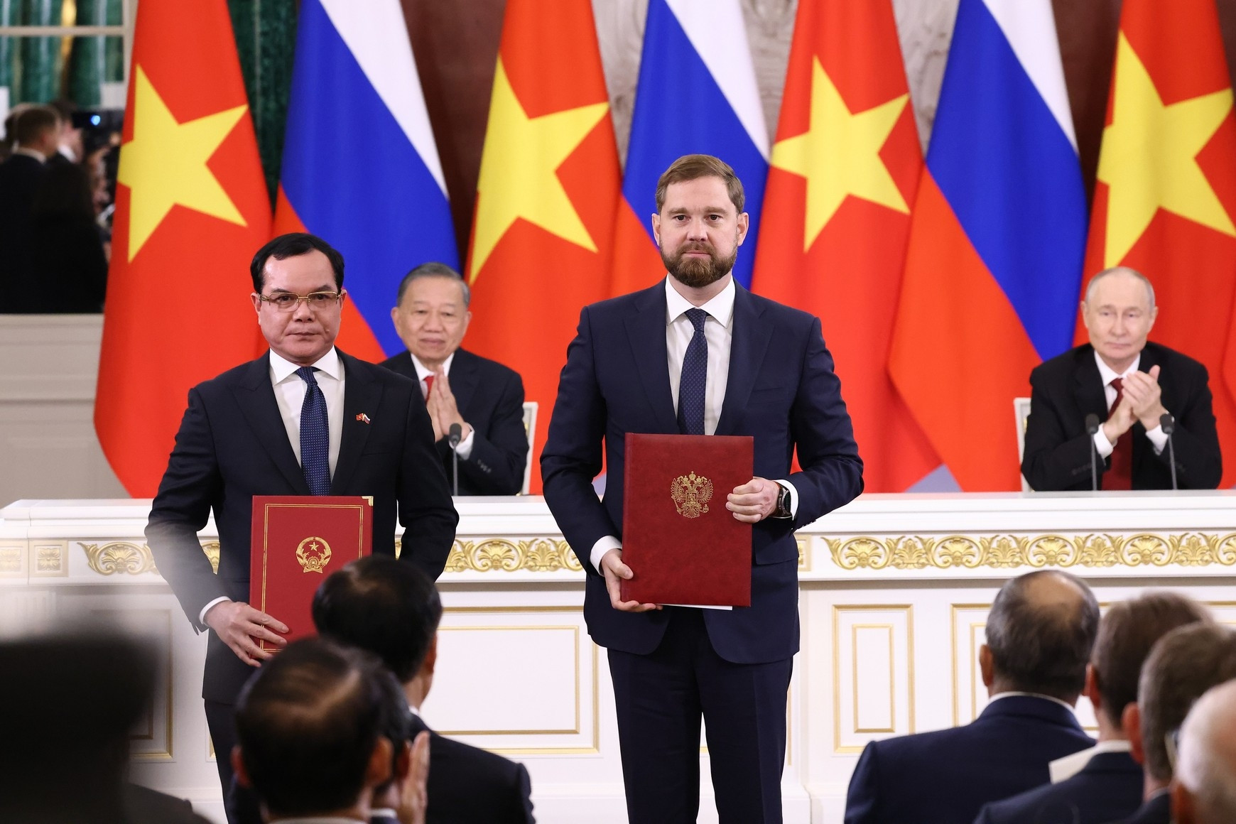 Tổng Bí thư, Chủ tịch nước và Tổng thống Nga chứng kiến trao văn kiện hợp tác
