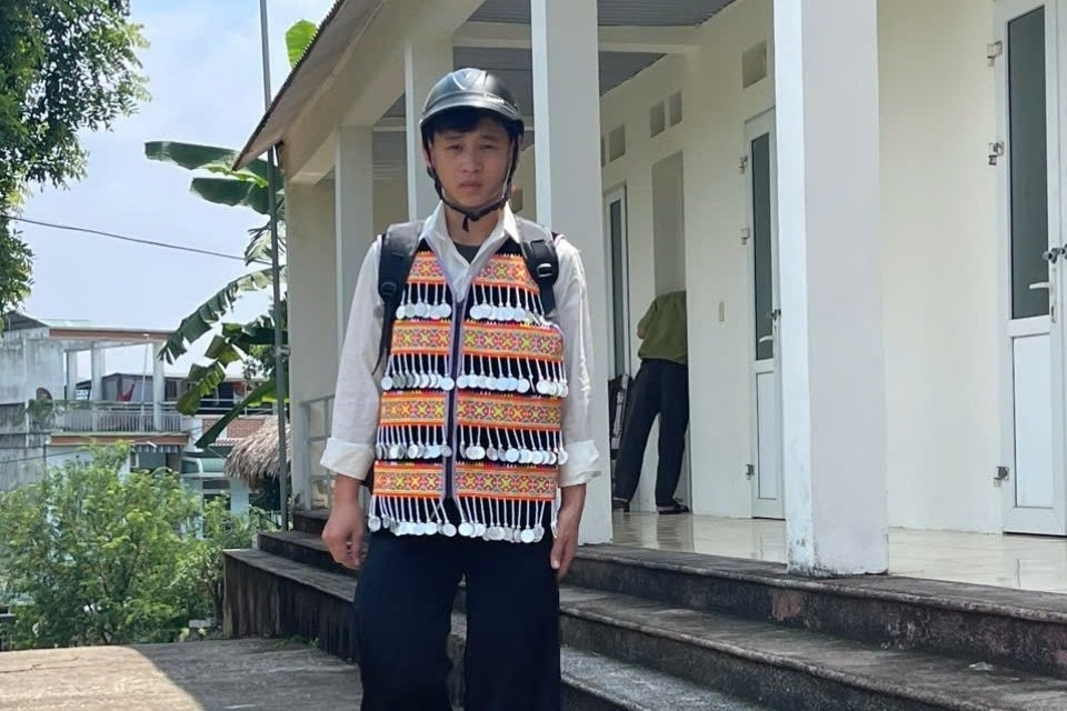 Từ đỉnh Hin Phăng xuống núi tìm chữ, cậu bé người Mông gặp người cha thứ hai