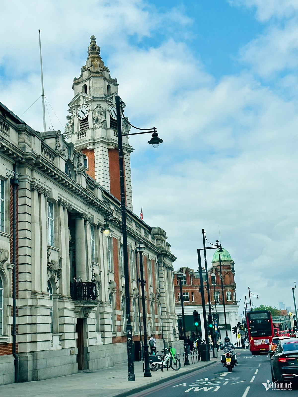 https://static-images.vnncdn.net/vps_images_publish/000001/000003/2026/9/10/w-london-3764.jpg