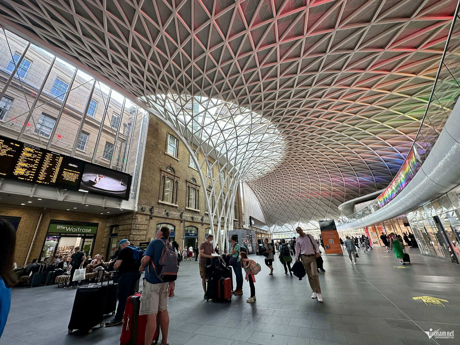 https://static-images.vnncdn.net/vps_images_publish/000001/000003/2026/9/10/w-london11-3769.jpg
