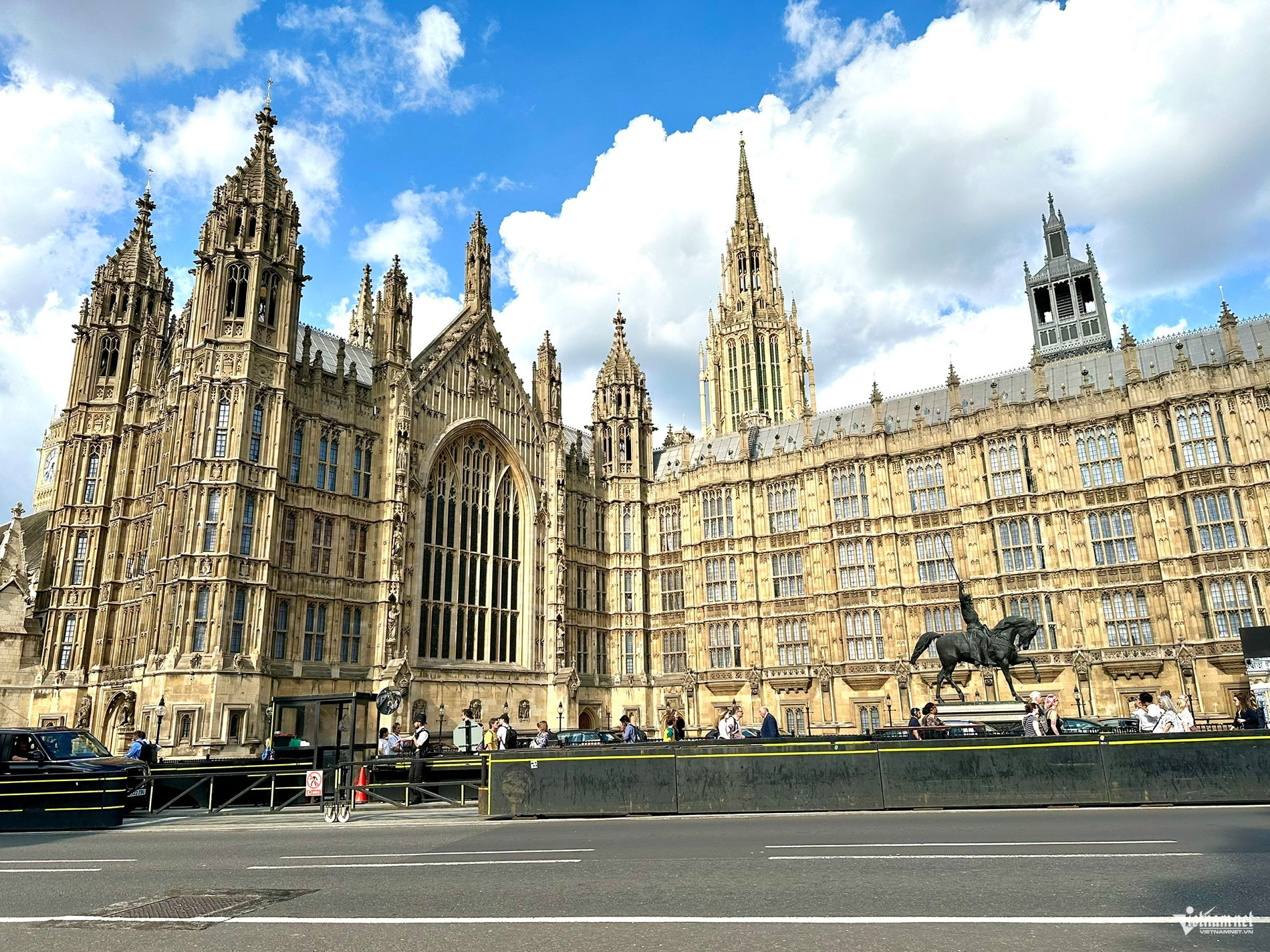 https://static-images.vnncdn.net/vps_images_publish/000001/000003/2026/9/10/w-london4-3762.jpg
