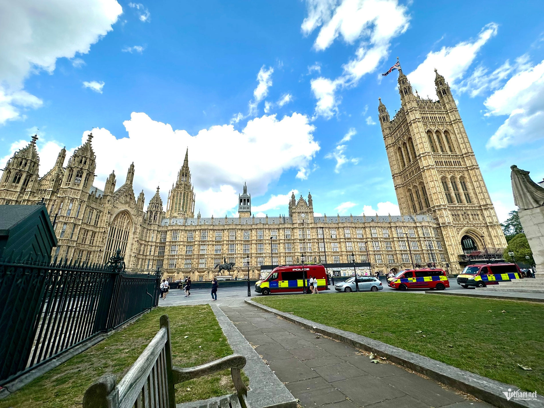 https://static-images.vnncdn.net/vps_images_publish/000001/000003/2026/9/10/w-london6-3763.jpg