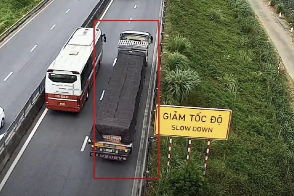 Dừng ô tô trên cao tốc không đặt cảnh báo, nam tài xế bị phạt